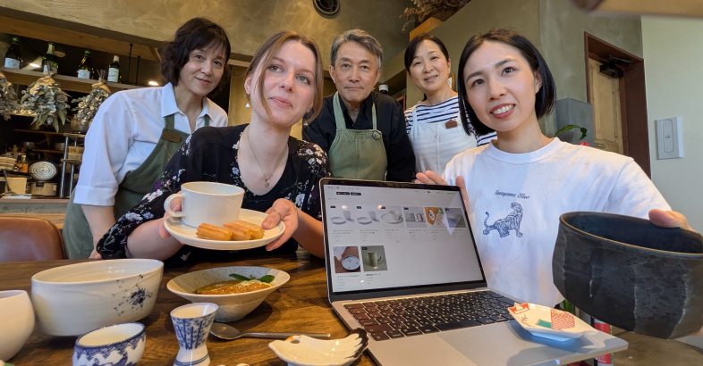 副島氏（右）は、アナ・スタシア（左）氏のサポートを受けて有田焼の良さを世界に発信していく
